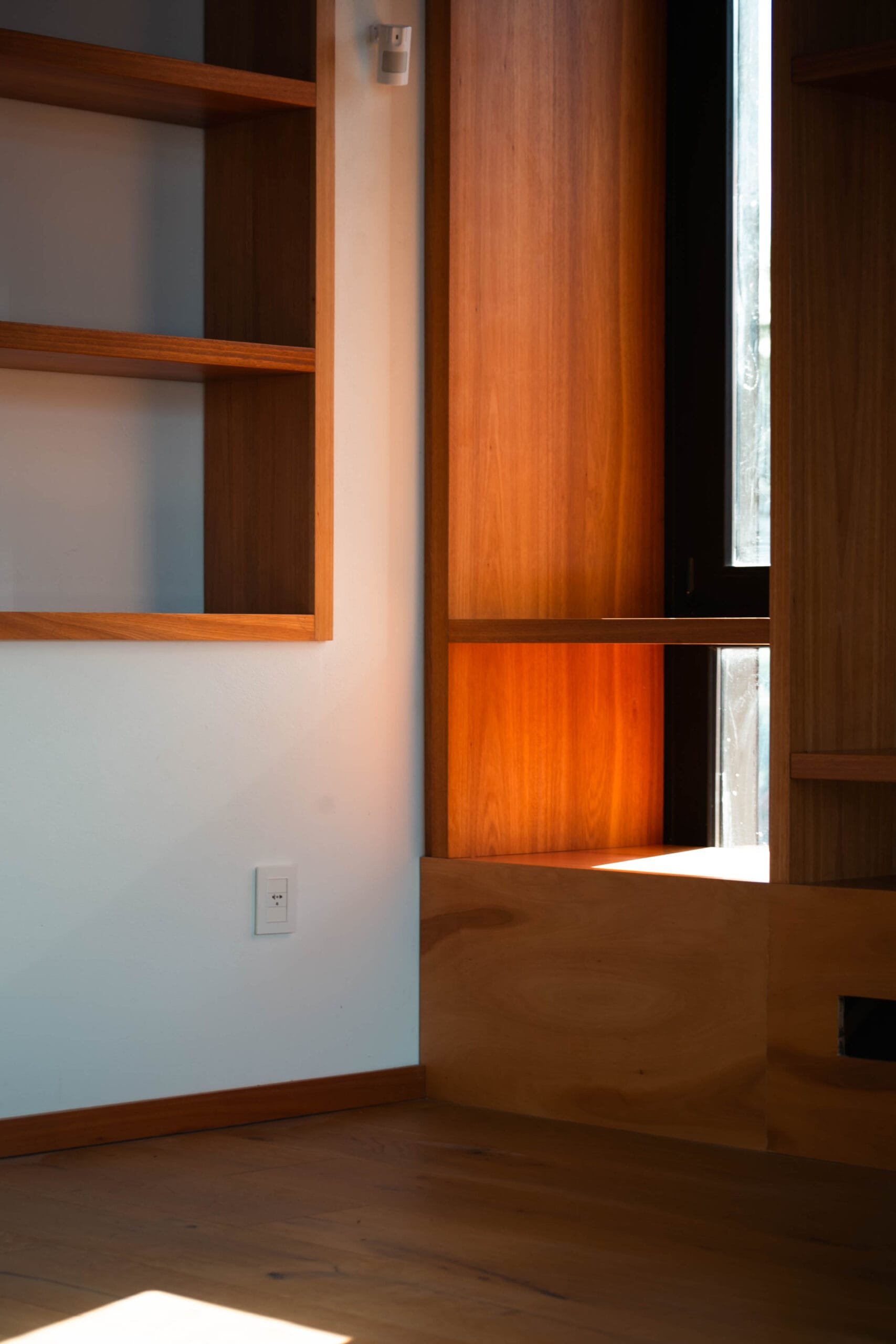 Interior de una casa, mostrando los detalles de un mueble y los servicios de construcción y carpintería que brindamos