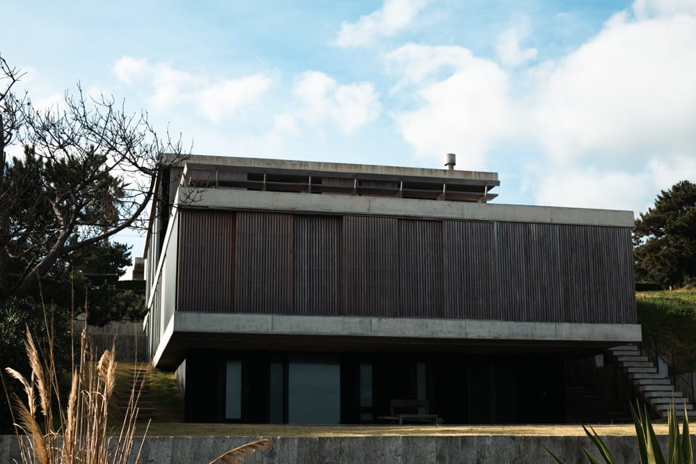 Vista frontal de casa Gris
