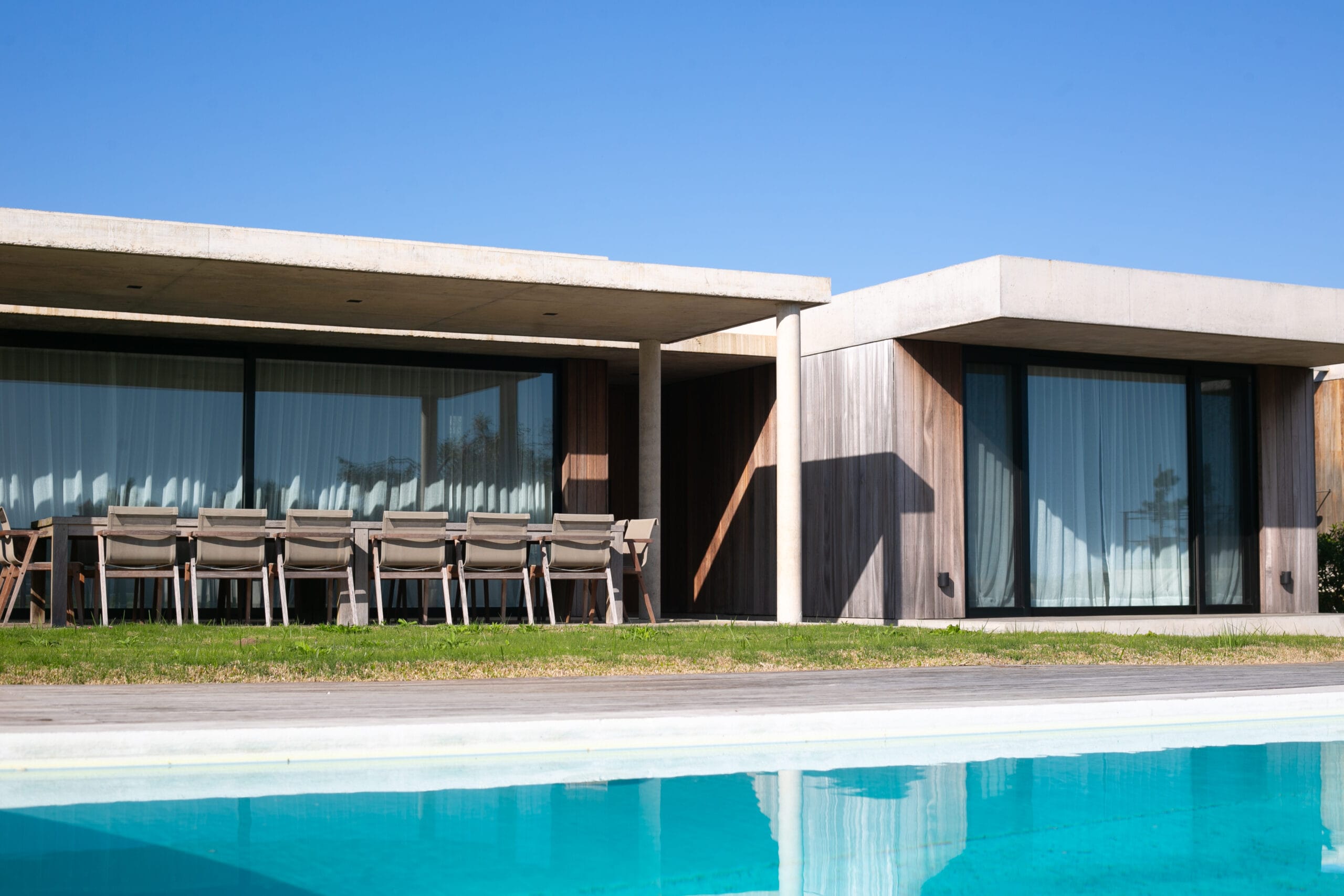Vista de la piscina exterior y el frente de la casa en José Ignacio.