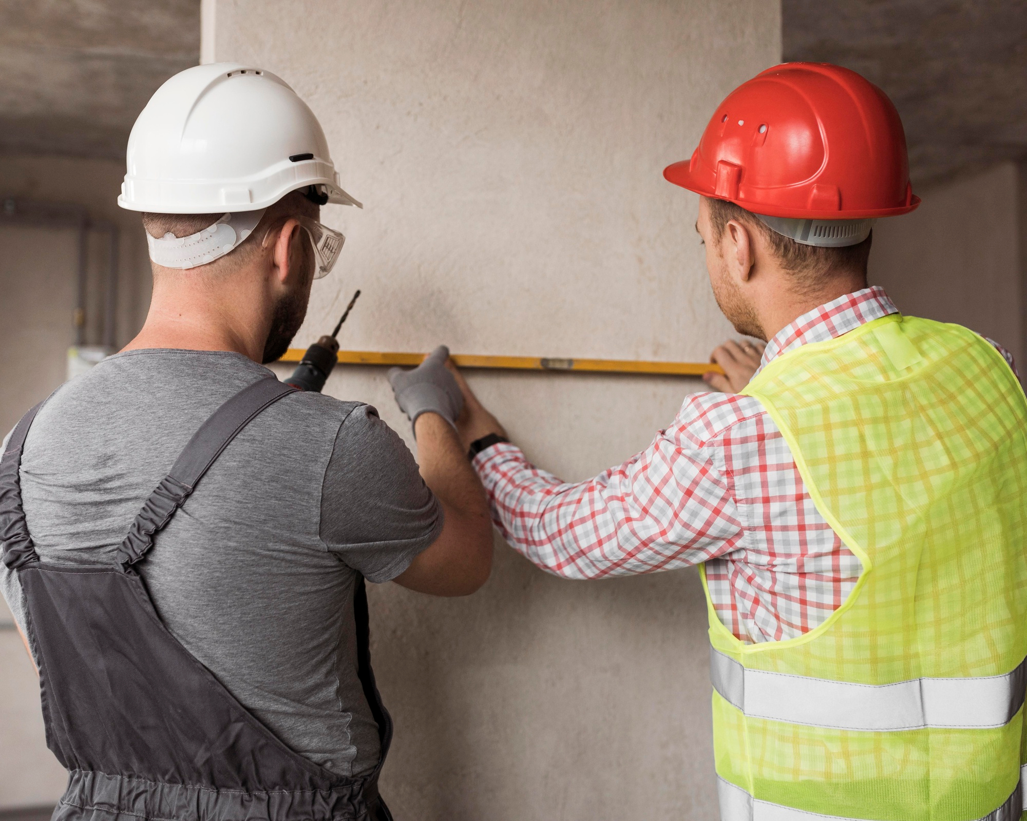 Dos obreros haciendo mano de obra calificada