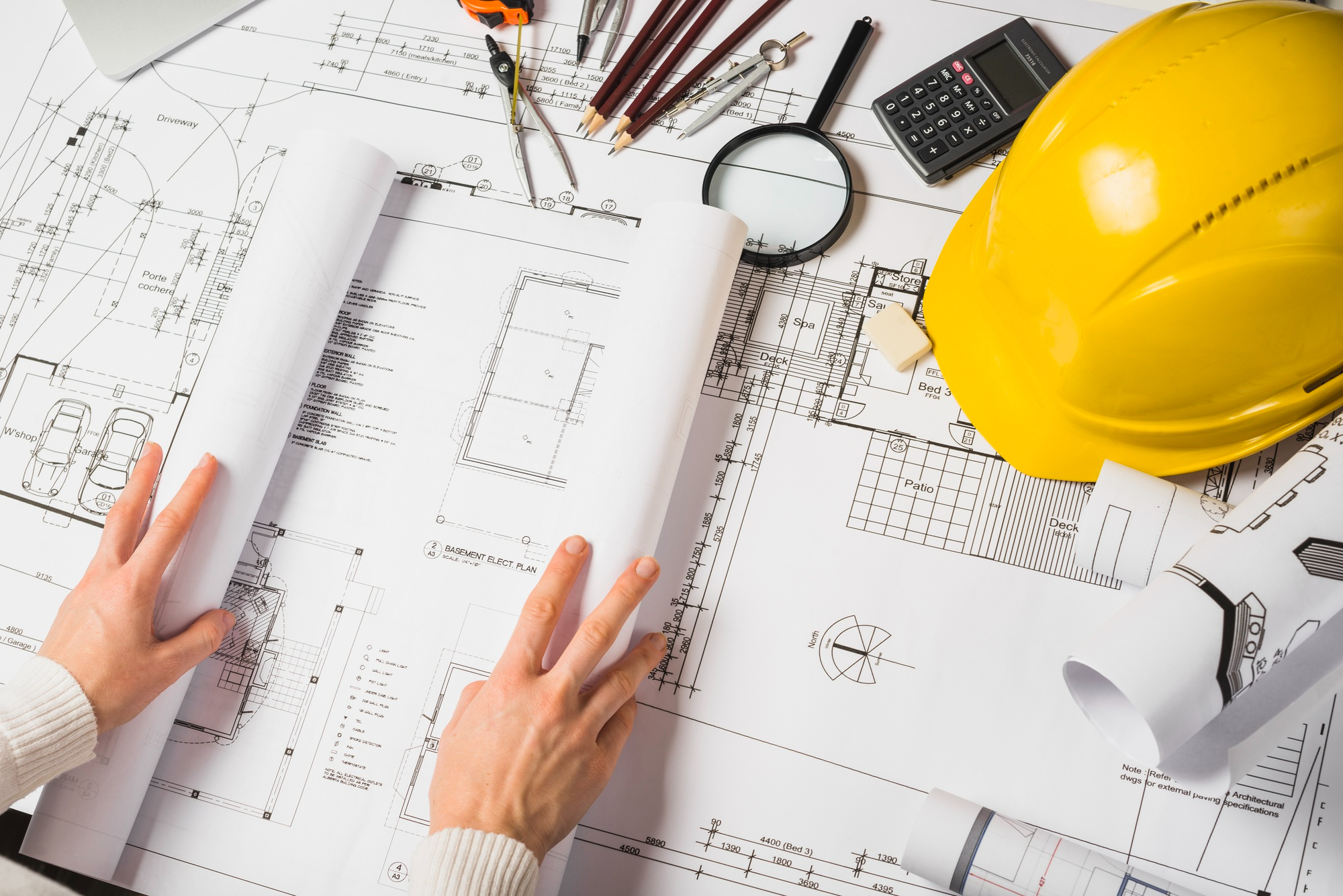 Arquitecto o ingeniero viendo un plano