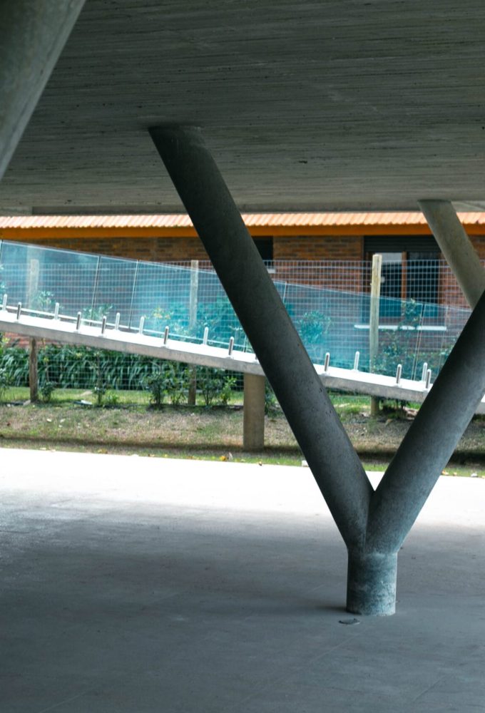 Pilares en forma de V en el garage abierto de Tesore