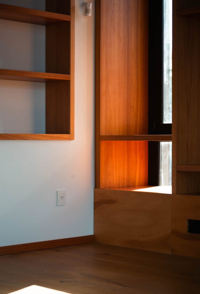 Interior de una casa, mostrando los detalles de un mueble y los servicios de construcción y carpintería que brindamos
